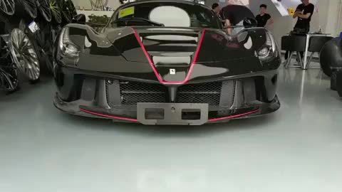 法拉利拉法70周年限量版敞篷, 没有男人可以抵抗它的魅力