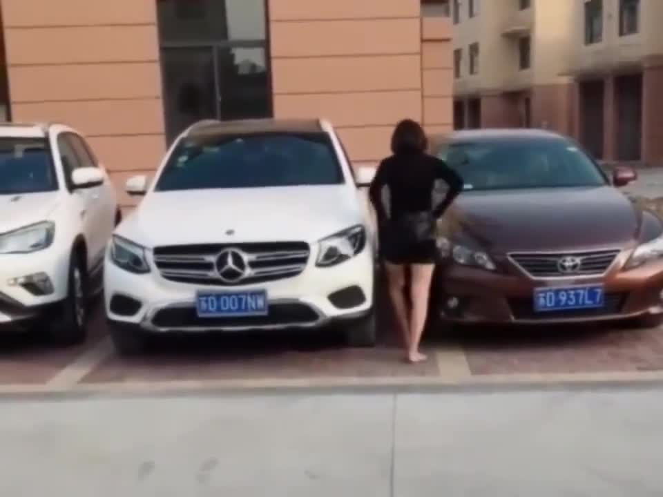 实拍：这种情况下，也只有女司机能进去，换了男人肯定没办法了