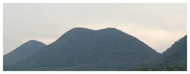 如果有三个以上金星山峰并联,形似平放的糖葫芦串,又被称为三台,四台
