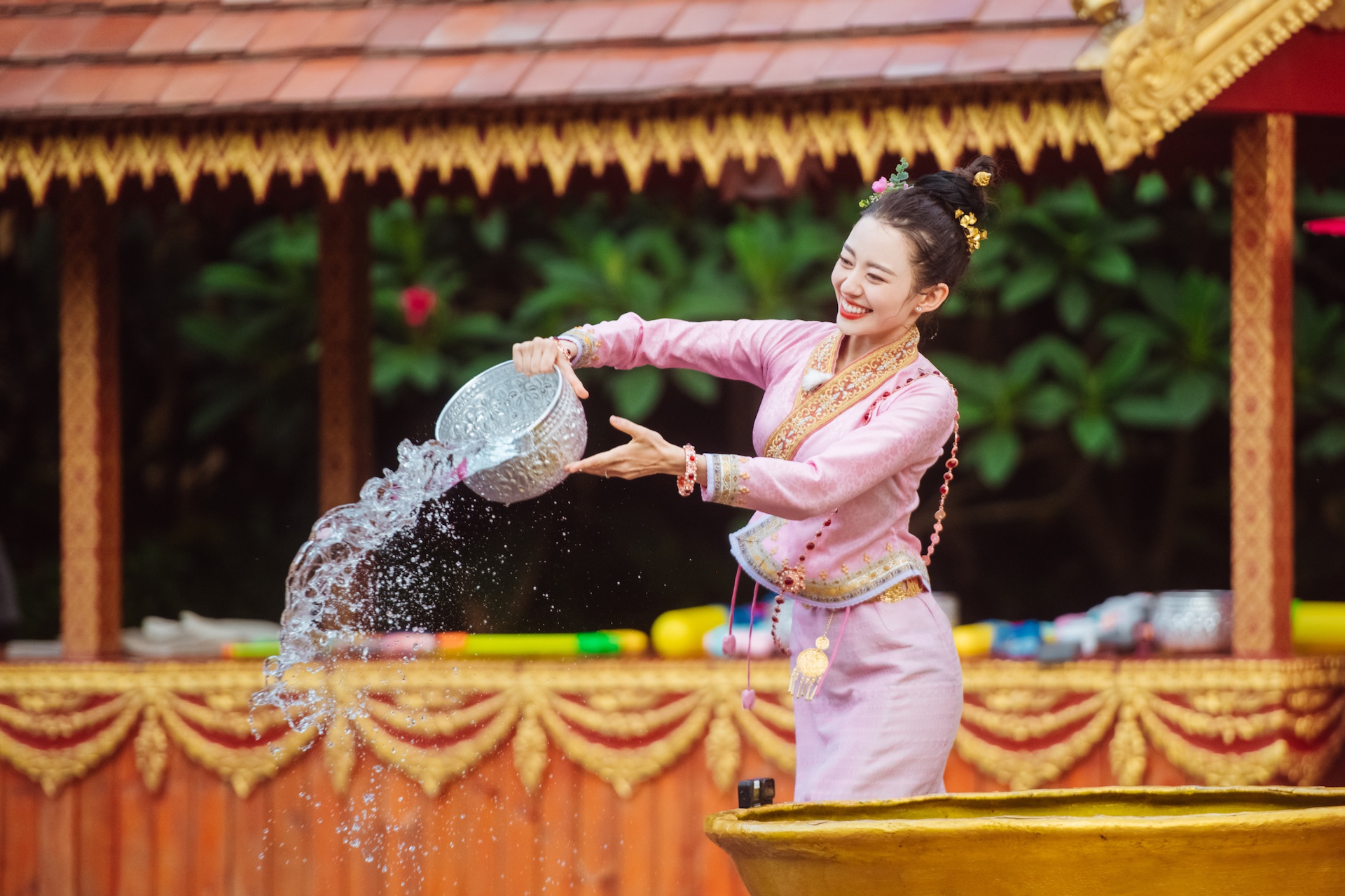 傣王妃服饰泰国服装女套装手工穿珠抹胸裙子开叉告庄旅拍摄影服装_虎窝淘