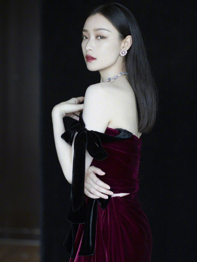 倪妮性感亮相红色丝绒造型大秀香肩美出新高度