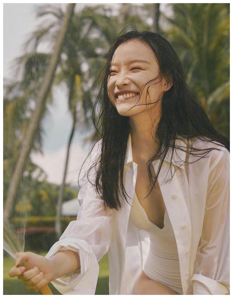 女明星倪妮马来西亚海滩满满的夏日气息写真