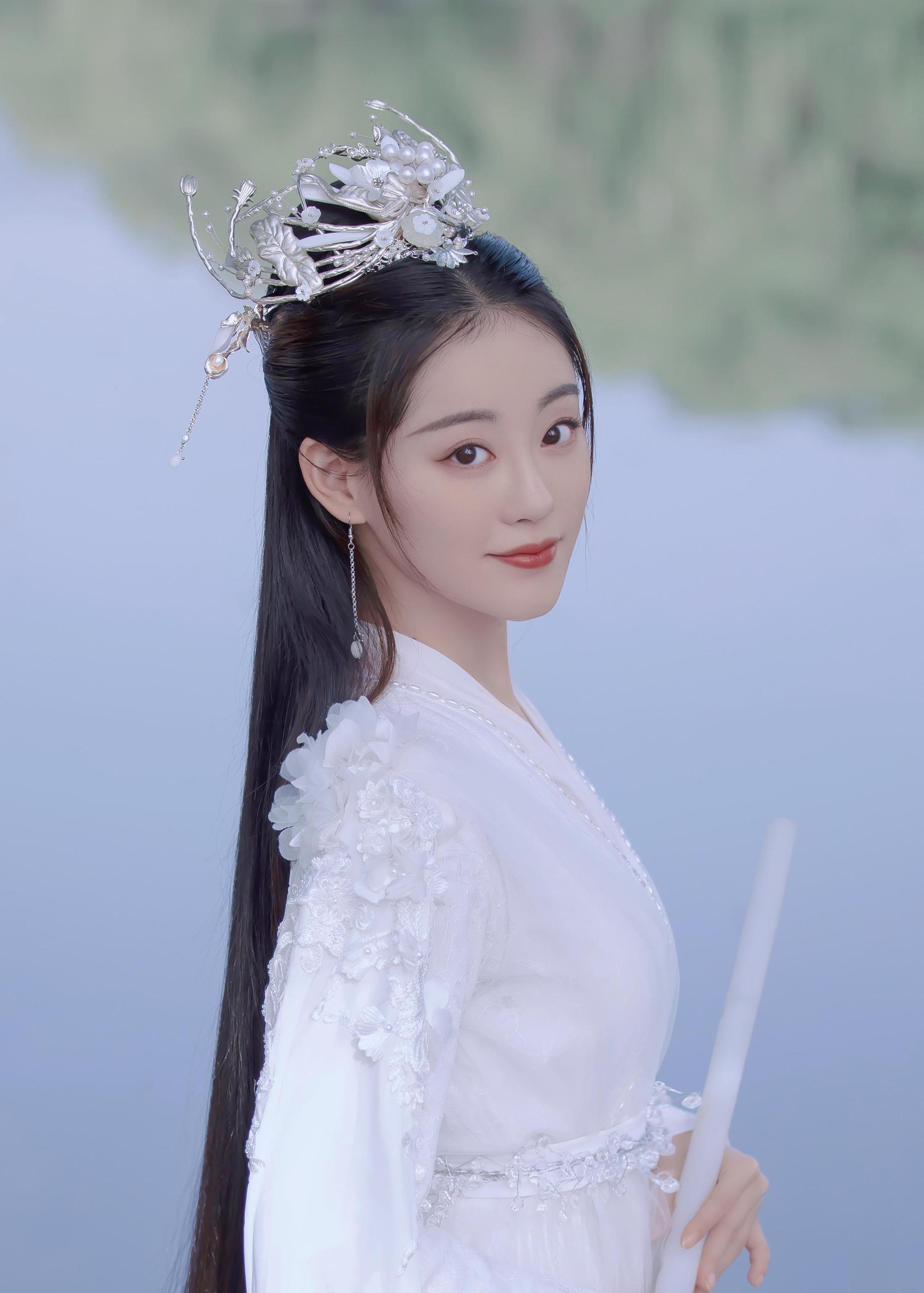 祝绪丹玉笛古韵大片,白衣翩翩纯净温柔,是魔幻小仙女没错了