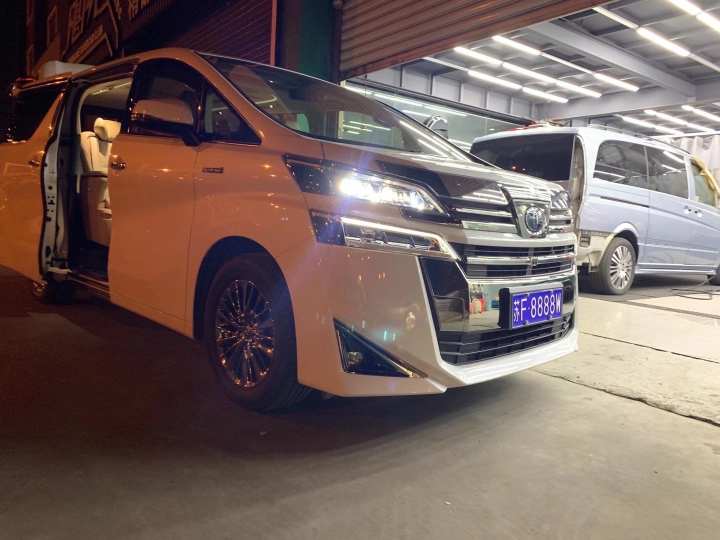 南通开发区实拍丰田威尔法，车牌