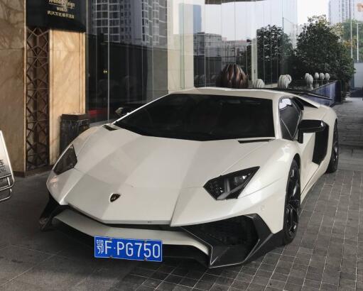 武汉街头实拍兰博基尼LP750跑车，车牌恰好也是