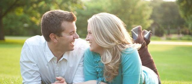 一个女人,如果只是装出很爱你的样子,那么她有3点会表现非常明显.