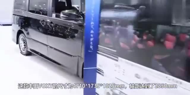 平民MPV丰田VOXY，前脸像极了埃尔