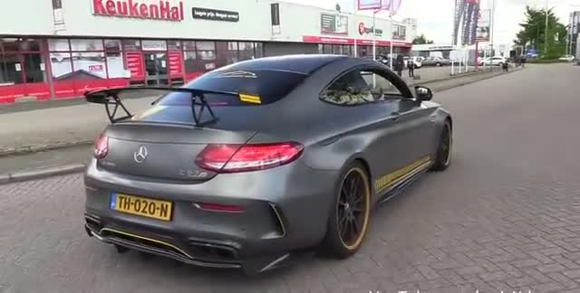 性能强悍的动感跑车，车尾尾翼气