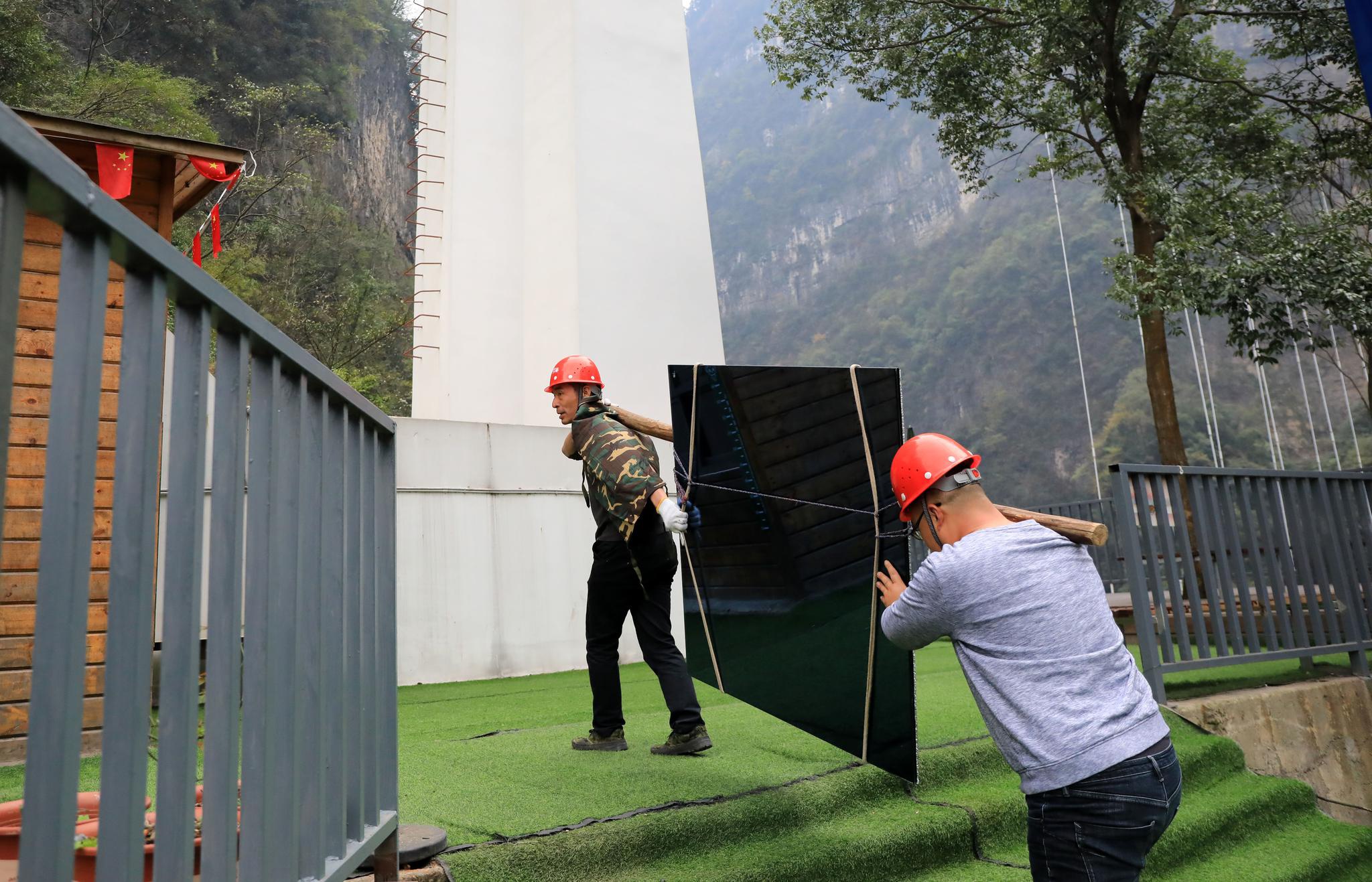 湖北 三峡竹海 天空之镜 背山工|实拍湖北三峡竹海背山工 160斤玻璃每天上山往返20趟