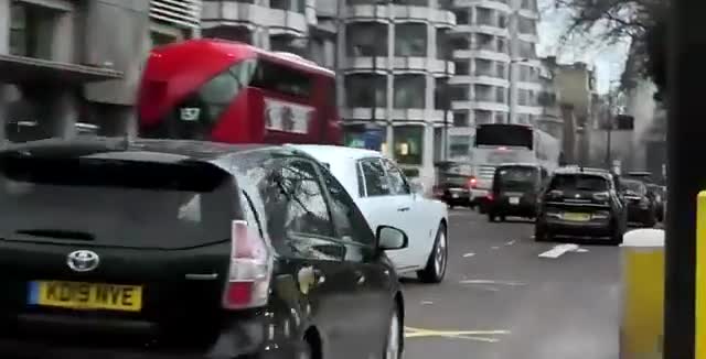 实拍伦敦街头的豪华汽车，个个魅