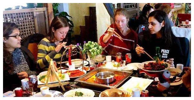 外国人“当宝贝”的4种中国美食，看到最后，国人：逗我玩呢？