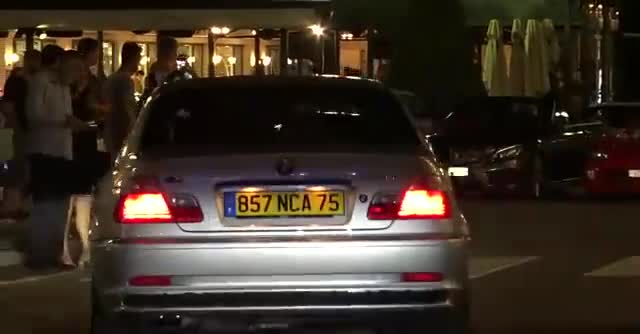 性能强悍的超级跑车，车尾尾翼气