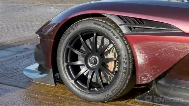 街头实拍阿斯顿马丁，这车开上路回头率爆表