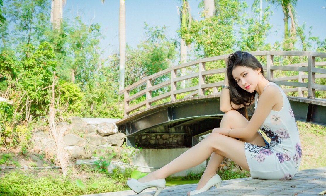 美女坐在台阶上,点起高跟鞋,让美女的大腿更显得修长了,两条腿又细又