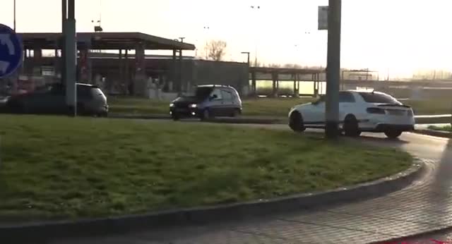 行驶在路上的炫酷性能车，展现个