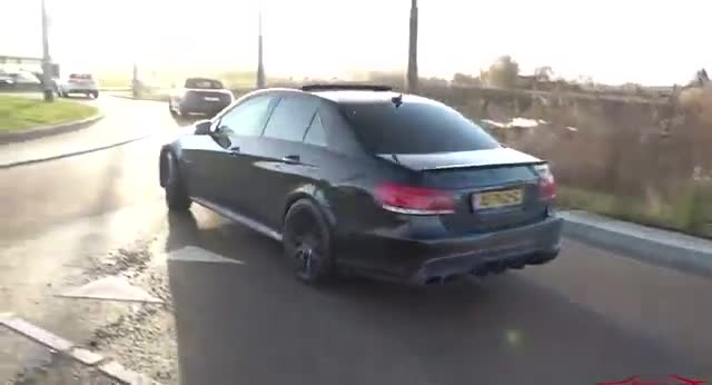 动感性能车的车身线条流畅飘逸