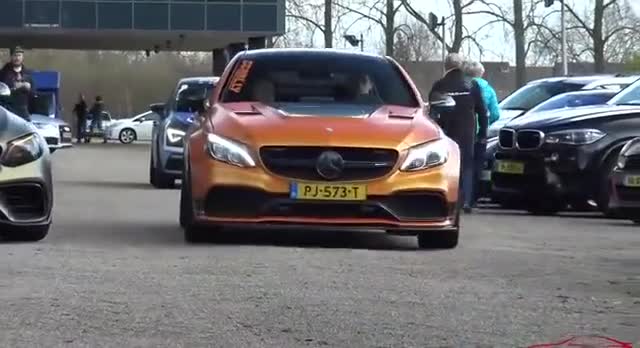 性能强悍的个性跑车，车尾尾翼气