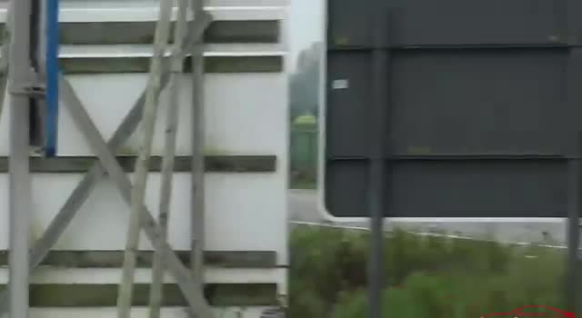 疾驰在路上的性能车，大灯闪亮逼