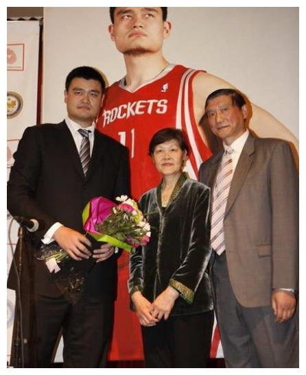 姚明巨人基因有多强?看他父亲爷爷的身高难怪女儿10岁