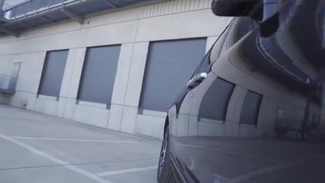 美女新提800万的2020款劳斯莱斯库里南，坐进后备箱真是一种享受