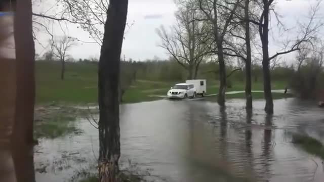 途乐丛林中负重涉水，强大性能就问普拉多服不服！