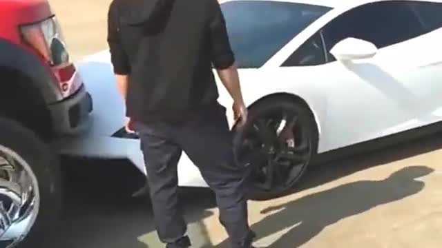 兰博基尼和福特猛禽碰在一起，这底盘差距也太大了吧！