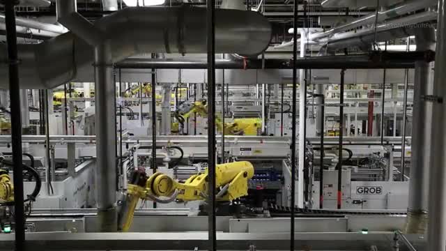 工厂实拍，汽车发动机组装过程，这些人干活真悠闲