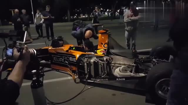 实拍外国大街上出现F1赛车，下班高峰期，它会不会也会堵车呢