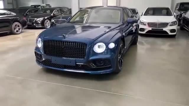 没白等，2021款宾利飞驰入库实拍，打开车门亮起氛围灯，心动开始