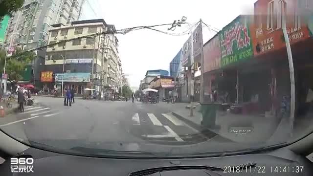 行车记录仪实拍：大爷过马路，下一秒回头一看发现不对