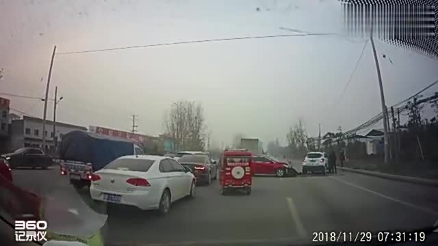 行车记录仪实拍：这起事故看了半天，不知道是怎么发生的
