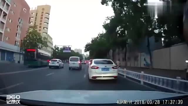 行车记录仪实拍：面包车这技术和赛车手的技术差多了