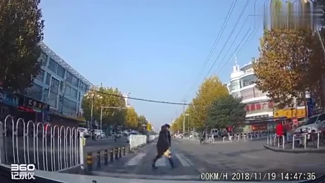 行车记录仪实拍：电动车行车道超车，直接瞄准了自行车