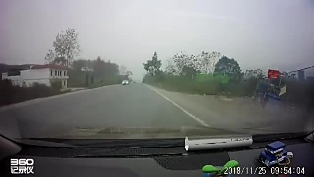 行车记录仪实拍：这种司机“撞死”都不冤，终身禁止上高速