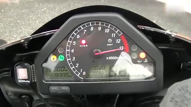 实拍本田顶级重机CBR1000RR，声浪相当悦耳！