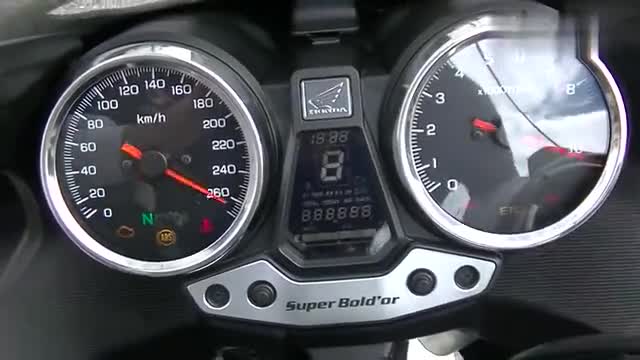 本田“街皇”CB1300实车展示，1.3升四缸发动机，声浪纯正！