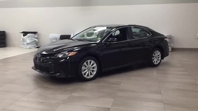 2021款丰田凯美瑞入库实拍，按下钥匙开启后备箱，给个不买理由