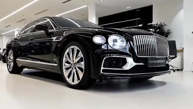 2020款宾利飞驰实车展示，打开车门亮起氛围灯，给个不喜欢理由