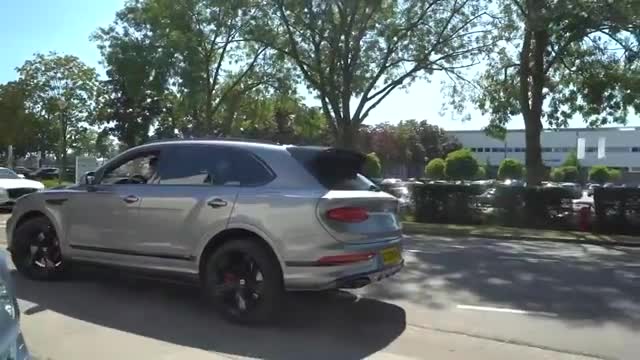 2021款宾利添越到货实拍，和老款的停一块，才明白改变有多大