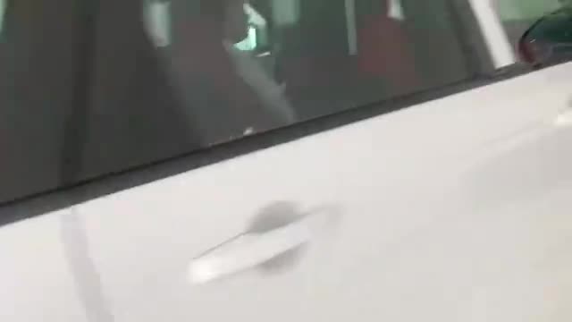 2020款路虎揽胜运动版不同颜色版本车型入库实拍，买哪款自己定