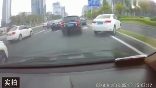 实拍，女司机发生事故，你知道是怎么开上去的吗