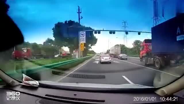 实拍：高速公路白色轿车骑线行驶，这操作看不懂