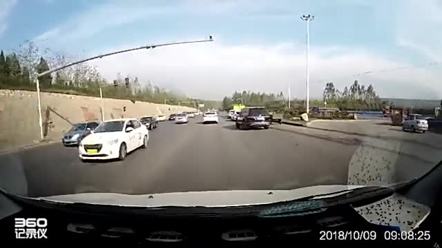 实拍：SUV想咋开就咋开，马路你家的吗？