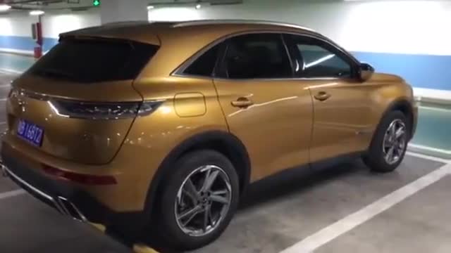 实拍：长安标致雪铁龙DS7车尾门接缝差测试，左尾门工艺比右侧好