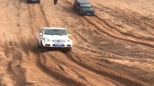 实拍奔驰大G冲坡，车主中途却怂了，挂倒挡是几个意思啊？