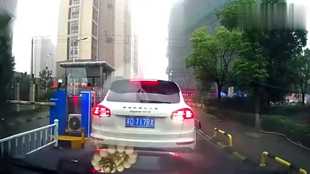 这么好的车差那一点停车费吗，用这种方法来逃避