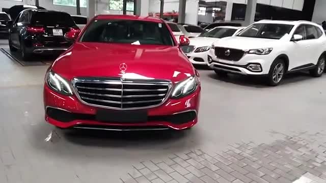 2020款奔驰E200入库实拍，亮起氛围灯坐进车内，我放弃了宝马5系