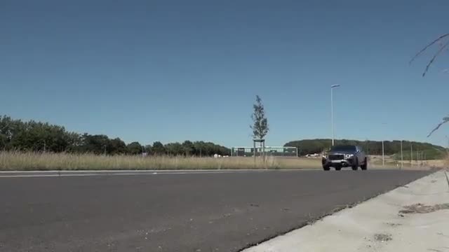 2021款宾利添越V8实车展示，朝后备箱踢一脚，才是霸气的开始