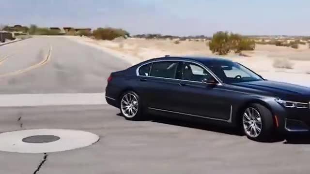 2021款宝马7系终于来了，颜值真不赖，比起奔驰S级你更喜欢谁