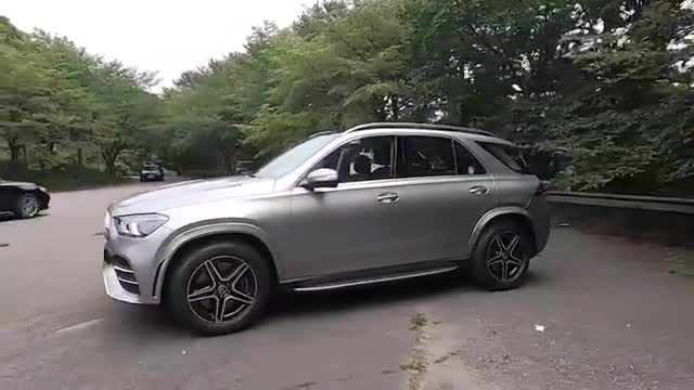 2020款奔驰GLE450实车展示，打开后备箱和全景天窗，太心动了